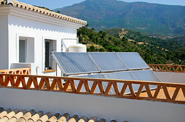 Hustak i Spanien med solpaneler